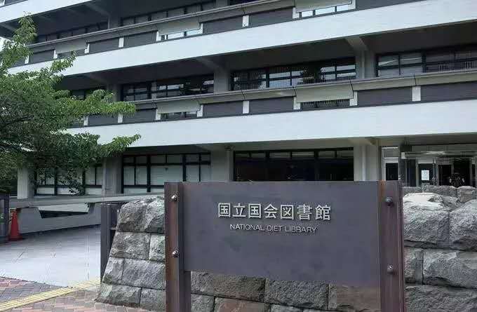 日本学生在泰国机场的照片，传遍了中国